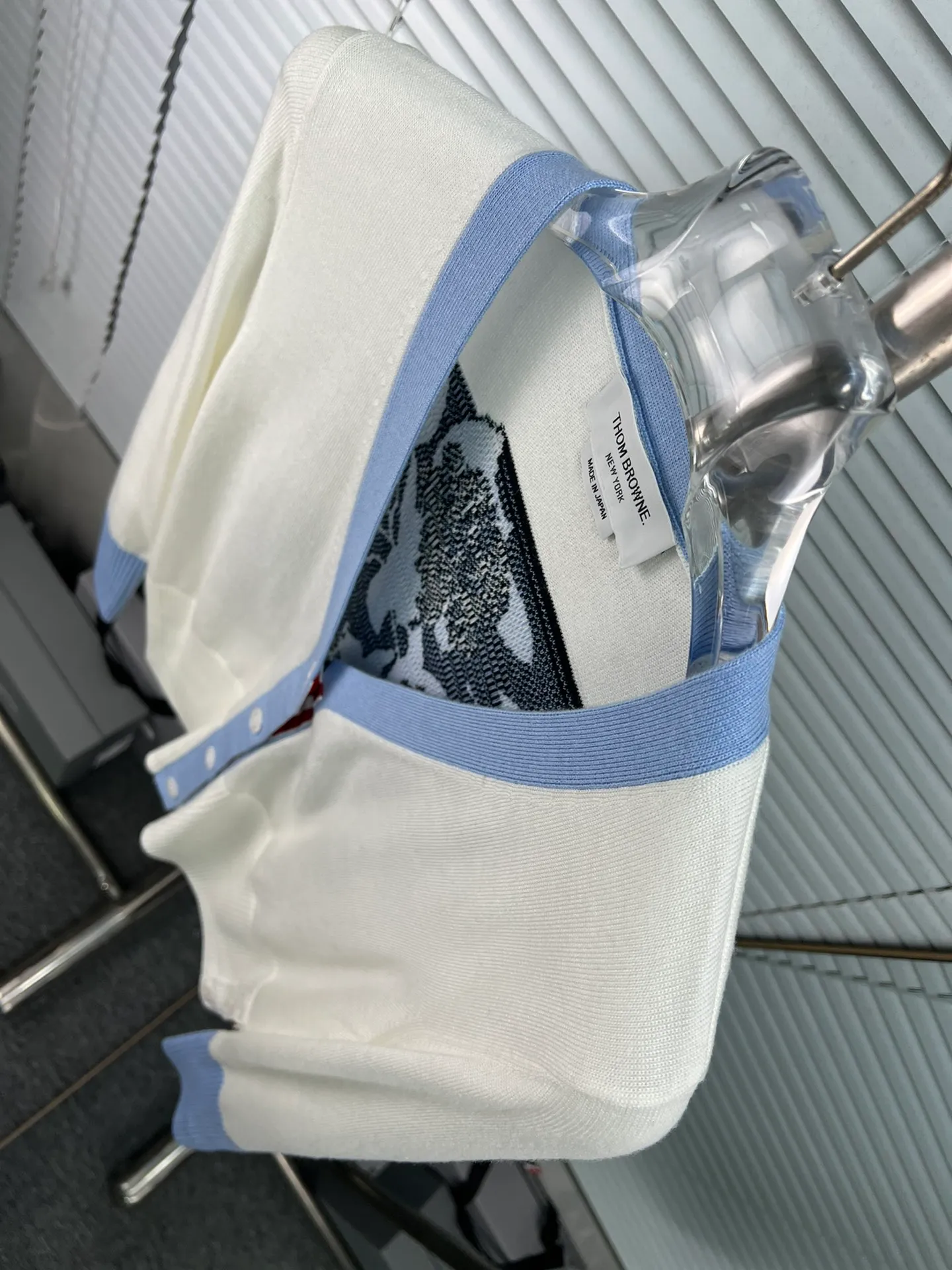 THOM BROWNE🇳🇱New Arrival V ， ；Classic ， ； ， ； ， Quality ； ， - ** ：** V - ** ：** - ** : **Light Blue White - **Sizes: **0.1.2.（S.M.L）